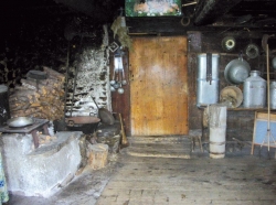 Innenraum einer Alphütte auf Steris