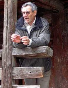 Der engagierte Sekundarlehrer Paul Willisch beim Vortrag auf dem Dorfrundgang durch Stalden