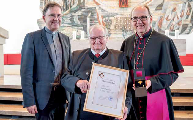 Georg Juen sen. erhält das goldene Ehrenzeichen der Diözese Innsbruck verliehen.