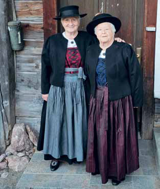 2 ältere Frauen in Walsertracht