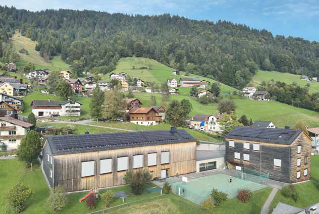 Photovoltaikanlage auf dem Dach des Dorfsaales Laterns