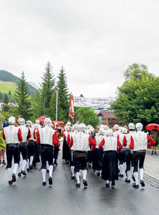 Muskanten in tracht von hinten