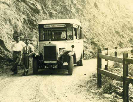 Schwar- Weiß bild historischer Postbus