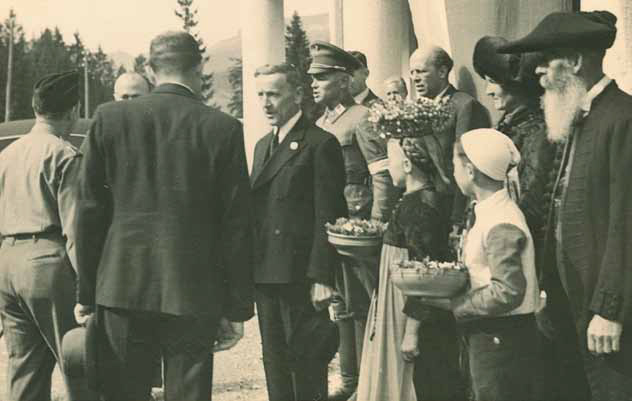 Am 20. September 1945 feierten die Kleinwalsertaler die Wiedervereinigung des Kleinwalsertals
mit Vorarlberg. Zu diesem historischen Festakt an der Walserschanz trafen sich Mitglieder des neu
gegründeten Vorarlberger Landtags, Vertreter der Französischen Besatzungsmacht sowie Persönlichkeiten
aus Vorarlberg und aus dem Tal. Foto: Karl Max Kessler Archive